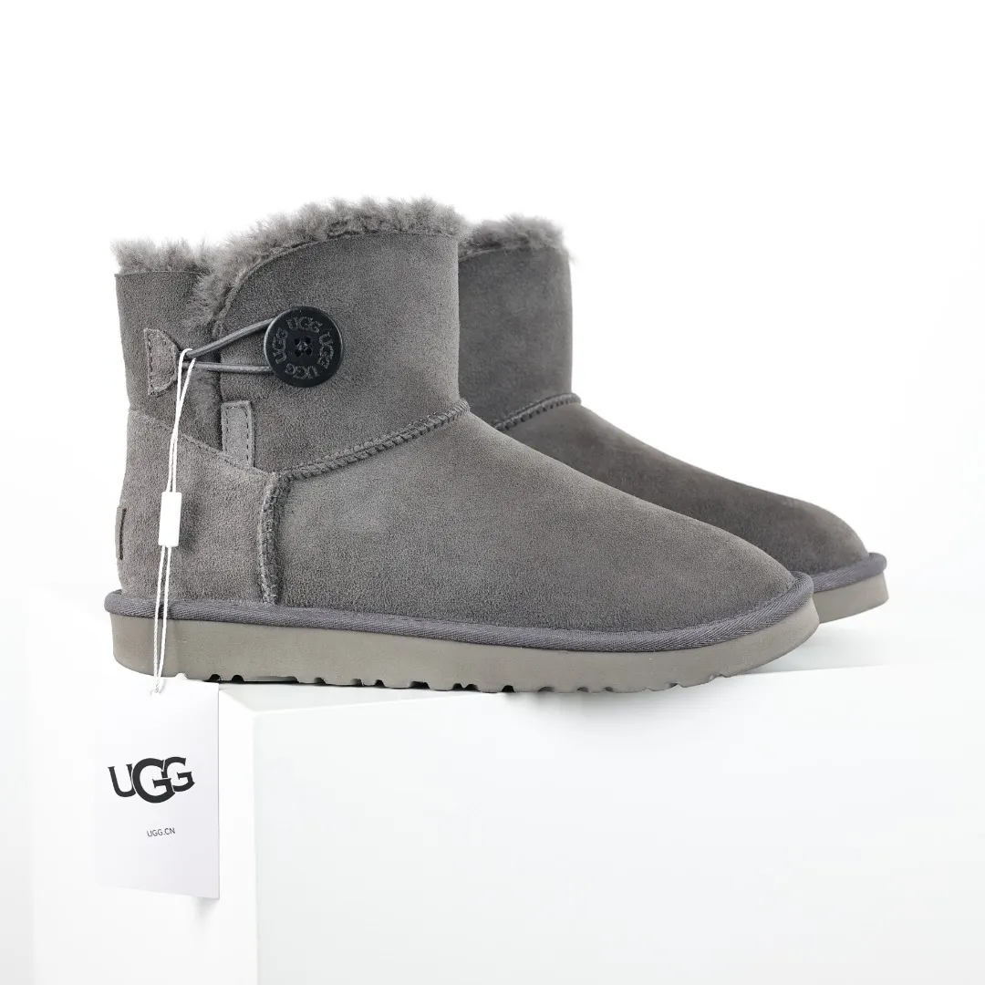 Pick up locally 💰560 Core recommended good price It is a very suitable choice for home furnishings. In the new year, uug launched a series of styles, which are partial to the preferences of young consumers and have also moved to the forefront of fashion trends. Shoe body material: water-repellent coated suede upper, 17 mm UGGPURE™ implantable wool insole, lightweight non-slip and comfortable rubber outsole, with brand LOGO and trademark, with full packaging Size: 35 36 37 38 39 40